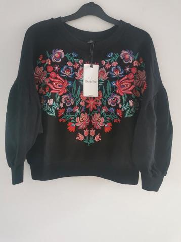 Bershka sweater met borduursel mt. M beschikbaar voor biedingen