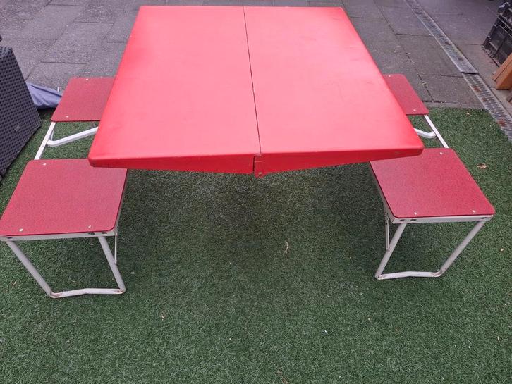 Campingterrein met campingspullen, Caravans en Kamperen, Kampeermeubelen, Campingtafel, Ophalen