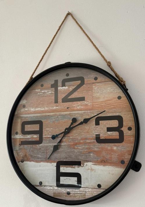Stoere wandklok met touwophanging, industrieel & warm, Huis en Inrichting, Woonaccessoires | Klokken, Zo goed als nieuw, Wandklok