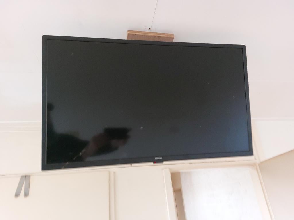 Hitachi LCD TV met Plafondbeugel, Audio, Tv en Foto, Televisies, Overige merken, B, Gebruikt, N