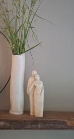 Creme beeldje van klei, genegenheid(Wendela Bouwman), Ophalen of Verzenden, Zo goed als nieuw, Mens