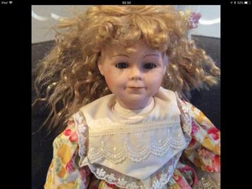 Mooie, grote porseleinen pop met krullenpruik. Compleet. beschikbaar voor biedingen