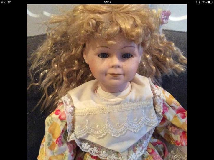 Mooie, grote porseleinen pop met krullenpruik. Compleet., Verzamelen, Poppen, Zo goed als nieuw, Pop, Ophalen of Verzenden