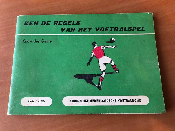 Boekje KEN DE REGELS VAN HET VOETBALSPEL - KNVB - jaren ‘50, Boeken, Sportboeken, Gelezen, Balsport, Ophalen of Verzenden