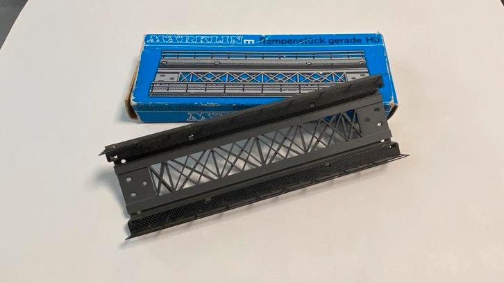 Nieuw; Märklin 7268 rechtd oprit, Hobby en Vrije tijd, Modeltreinen | H0, Nieuw, Rails, Wisselstroom, Märklin, Ophalen of Verzenden