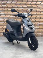 Zip 50cc 4 takt, Fietsen en Brommers, Scooters | Piaggio, Ophalen of Verzenden, Zo goed als nieuw, Maximaal 45 km/u, Zip