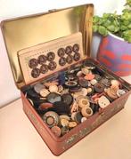 Blik met collectie vintage/antieke knopen - 1910-1970, Hobby en Vrije tijd, Naaien en Fournituren, Ophalen of Verzenden, Gebruikt