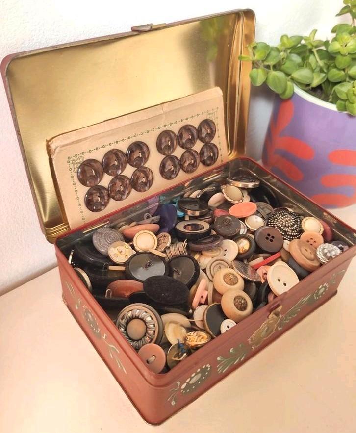 Blik met collectie vintage/antieke knopen - 1910-1970, Hobby en Vrije tijd, Naaien en Fournituren, Gebruikt, Knoop of Knopen, Ophalen of Verzenden