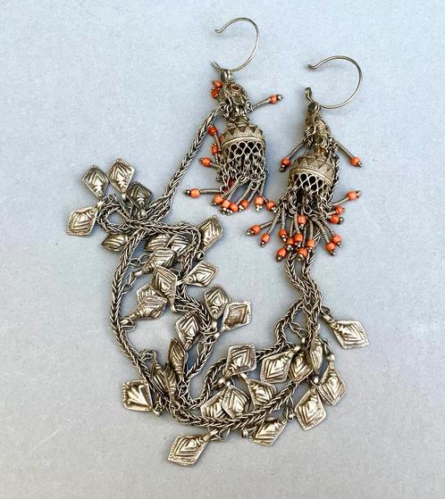 Antiek Zilver met Koraal Hoofd Sieraad -Etnisch Jemen, Sieraden, Tassen en Uiterlijk, Antieke sieraden, Zilver, Ophalen of Verzenden