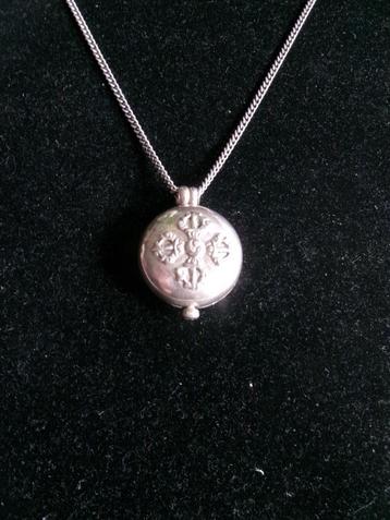 zilveren hanger uit Tibet met inhoud getoetst op zilver. beschikbaar voor biedingen