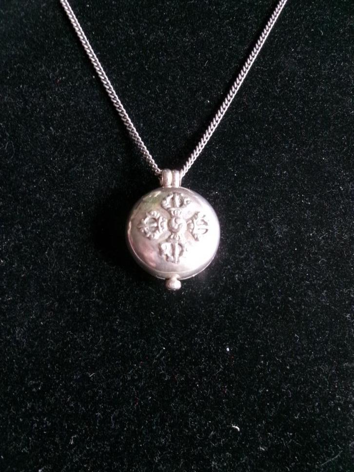 zilveren hanger uit Tibet met inhoud getoetst op zilver., Antiek en Kunst, Antiek | Goud en Zilver, Zilver, Verzenden