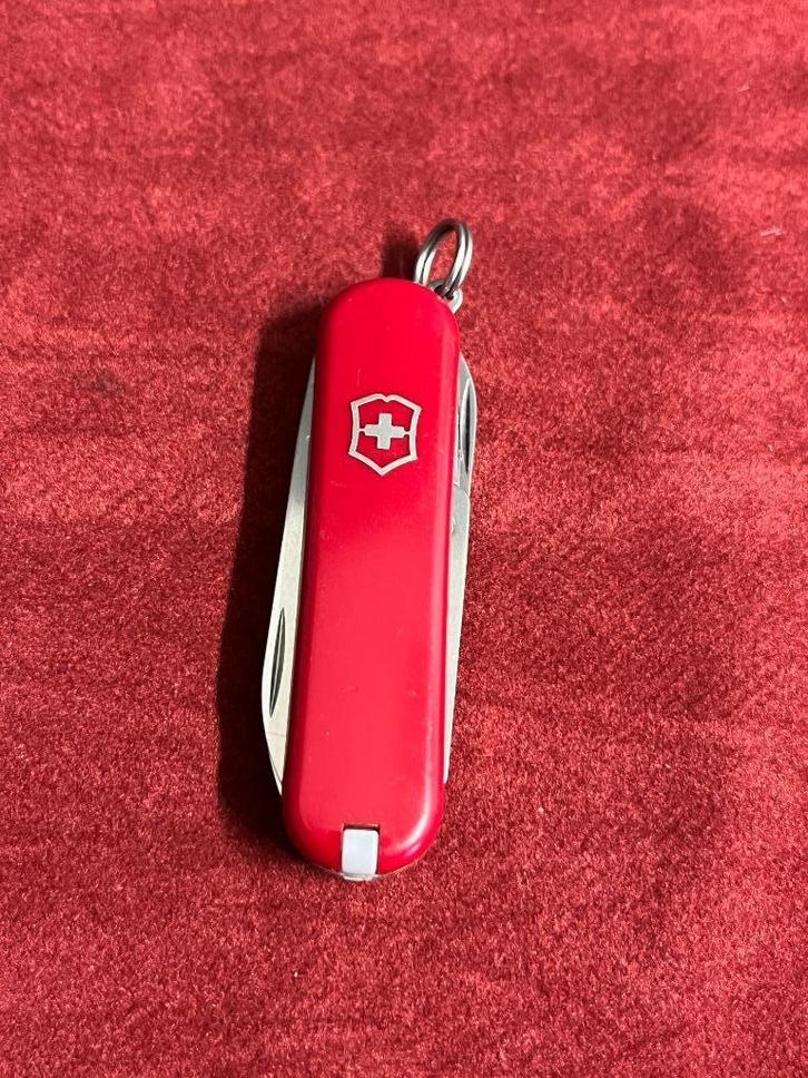 Victorinox Classic  zakmes, Swiss Made ., Caravans en Kamperen, Kampeergereedschap, Zo goed als nieuw, Ophalen of Verzenden