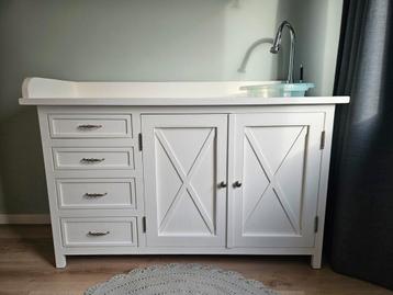 Commode met Tummy Tub en kraan beschikbaar voor biedingen