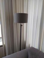 Staande landelijke lamp met taupe kap, Huis en Inrichting, Lampen | Vloerlampen, Ophalen, 150 tot 200 cm
