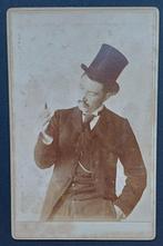 Kabinetfoto portret man met hoge hoed en sigaar, Gebruikt, Foto, Ophalen of Verzenden, Voor 1940