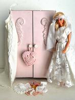 Vintage brocante poppenkledingkast Barbie,  bruidsjurken etc, Ophalen, Gebruikt, Accessoires