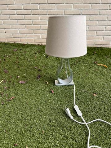 Mooie tafellamp met stoffen kap beschikbaar voor biedingen