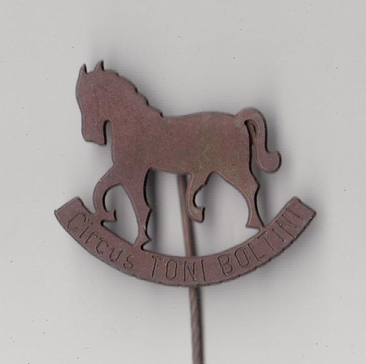 Circus Toni Boltini speldje Paard, Verzamelen, Speldjes, Pins en Buttons, Gebruikt, Speldje of Pin, Overige onderwerpen, Ophalen of Verzenden