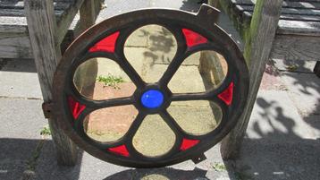 Antiek zwaar gietijzer rond glas-in-lood raam bloemfiguur beschikbaar voor biedingen