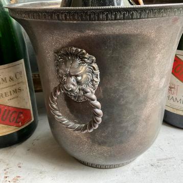 Champagnekoeler met leeuwenkoppen nr. 3  *tres jolie Duiven* beschikbaar voor biedingen