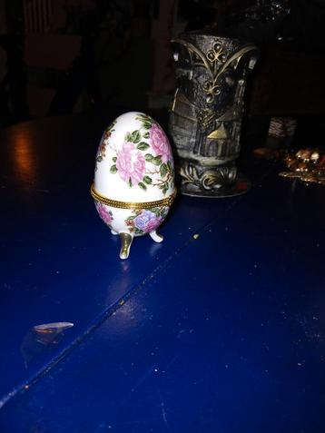 Vintage Porseleinen Ei met Bloemen beschikbaar voor biedingen