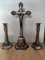 Crucifix met twee bijbehorende kandelaars., Antiek en Kunst, Antiek | Religie, Ophalen