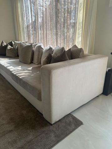 Bank met love Seat €200,- mag gelijk opgehaald worden. 