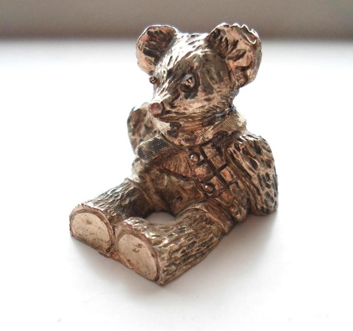 Zittend metalen beertje., Verzamelen, Beelden en Beeldjes, Zo goed als nieuw, Dier, Ophalen of Verzenden