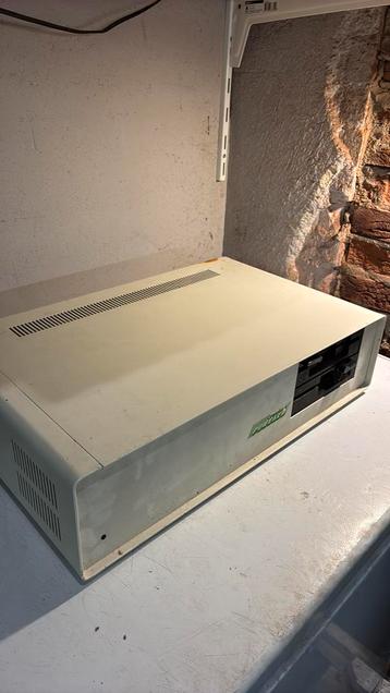 Vintage Apple II-klone computer met 2 floppy drives beschikbaar voor biedingen