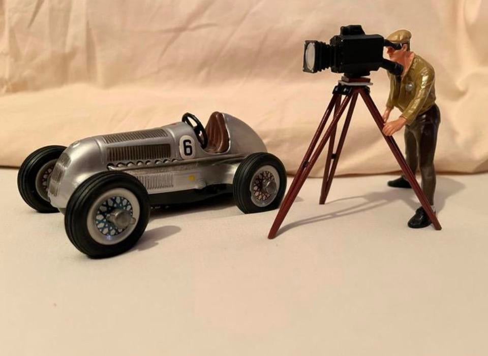 Te koop cameraman met camera op statief 1:16, Ophalen of Verzenden, Zo goed als nieuw