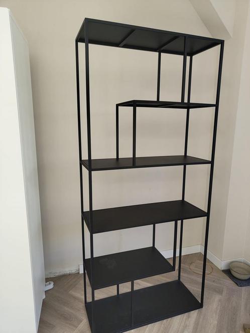 Zwarte metalen vakkenkast, Huis en Inrichting, Kasten | Wandmeubels, Zo goed als nieuw, Minder dan 150 cm, 25 tot 50 cm, Ophalen