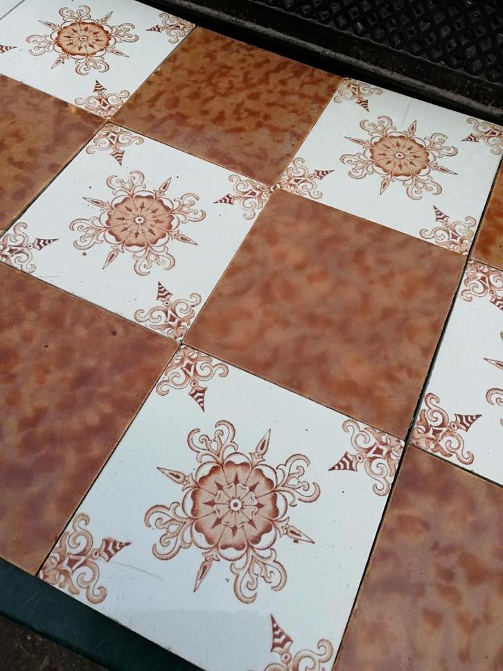 63 Antieke wandtegels gewolkt cognac kleurig + wit m decor, Antiek en Kunst, Antiek | Wandborden en Tegels, Ophalen