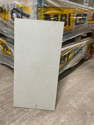 grijze tegels  beschikbaar voor biedingen