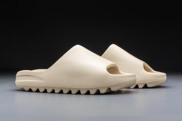 Sneakerverzameling: Yeezy Slide Bone - EU size 43 beschikbaar voor biedingen