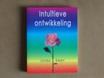 Intuitieve ontwikkeling - Linda Keen - aura en chakra's, Boeken, Spiritualiteit algemeen, Ophalen of Verzenden, Zo goed als nieuw