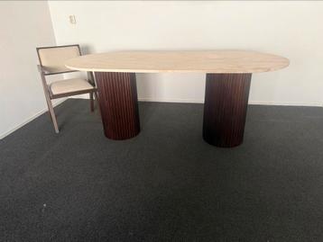 Ovale Eettafel met Uniek Design beschikbaar voor biedingen