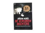 Arjan Hoks - De Verloren Dochters, Ophalen of Verzenden, Gelezen, Arjan Hoks
