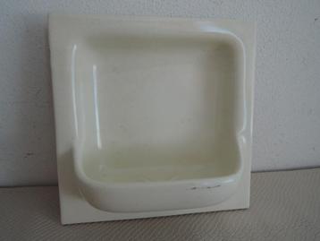 Oude tegel zeepbak beschikbaar voor biedingen