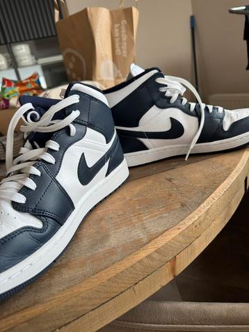 Nike Air Jordan 1 Mid Obsidian beschikbaar voor biedingen