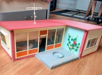 Vintage West Germany poppenhuis bungalow beschikbaar voor biedingen