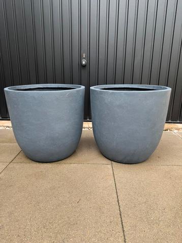 Mooie donkergrijze nieuwe ronde bloembakken potten. 4 stuks. beschikbaar voor biedingen