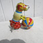 Leuke blikken hond met een bal hij werkt met sleutel 12 cm, Antiek en Kunst, Antiek | Speelgoed, Ophalen of Verzenden