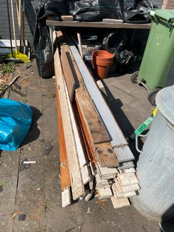 Gratis af te halen: Goede planken van tuinhuis beschikbaar voor biedingen