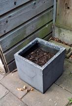 Grijze Betonnen Bloembak - Vierkant, Ophalen, Tuin, Gebruikt, Minder dan 30 cm