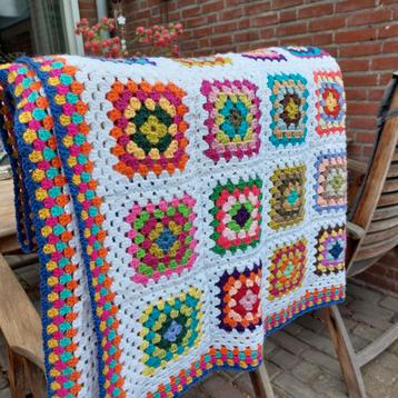 Witte plaid met allerlei kleurtjes  beschikbaar voor biedingen