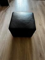 Poef/voetenbankje zwart leer inzg.st, Huis en Inrichting, Banken | Voetenbanken en Poefen, Ophalen, Minder dan 50 cm, Vierkant