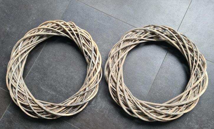 2 mooie grote rieten kransen, Huis en Inrichting, Woonaccessoires | Kransen, Zo goed als nieuw, Ophalen of Verzenden