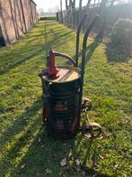 Antiek versnellingsbak olievat met pomp op steekwagen, Auto diversen, Autogereedschap, Ophalen, Gebruikt, Geen idee, Geen idee