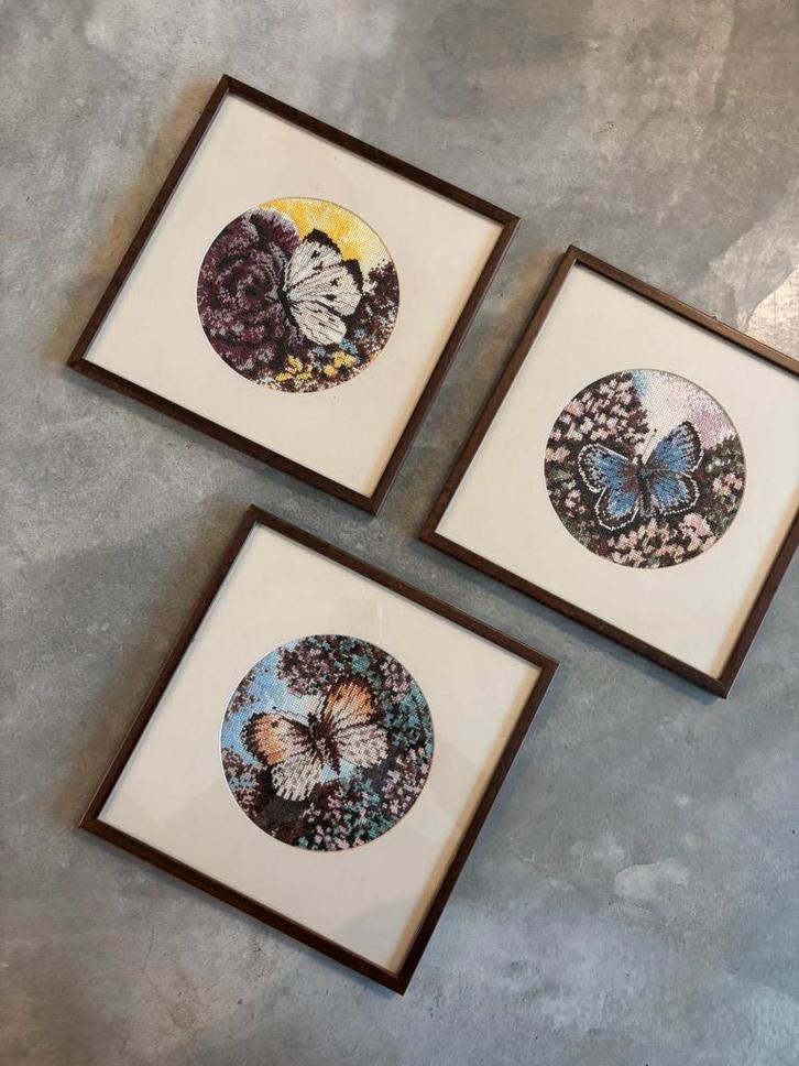 Set geborduurde vlinder schilderijtjes, Huis en Inrichting, Woonaccessoires | Schilderijen, Tekeningen en Foto's, Zo goed als nieuw