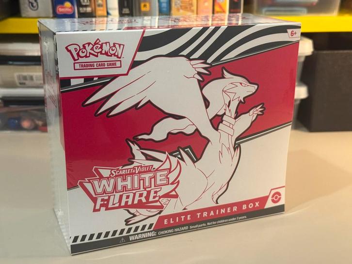 White Flare Elite Trainer Box Sealed Pokemon, Hobby en Vrije tijd, Verzamelkaartspellen | Pokémon, Zo goed als nieuw, Boosterbox